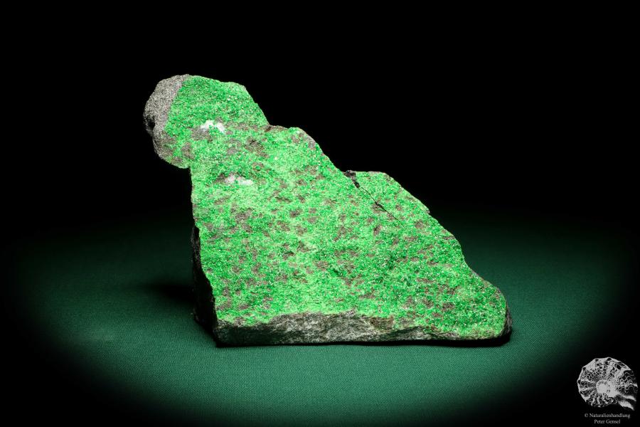 Uvarovite (19657) a mineral from Russia | Minerals | Global